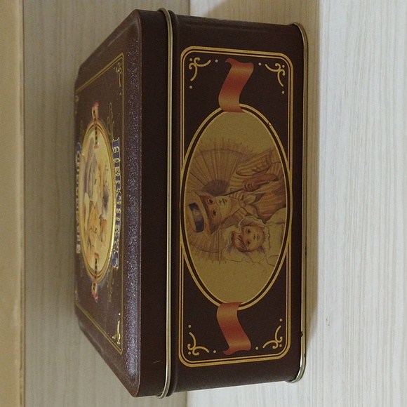 Vintage 1995 Hershey's Pure Milk Chocolate Tin Can Storage/Gift Container - Picture 4 of 6